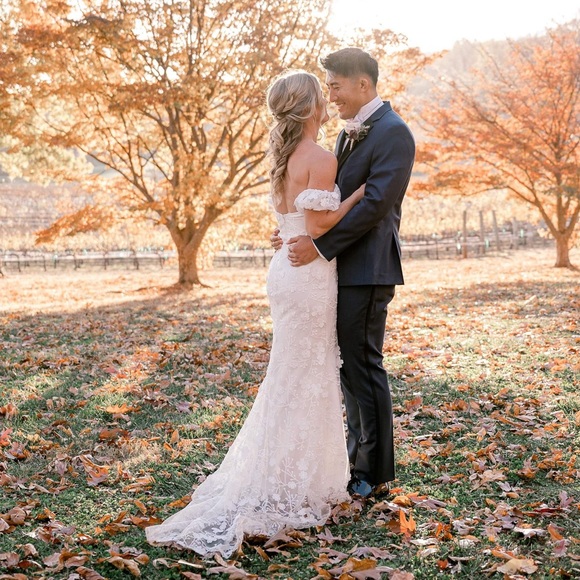 Ruffle sleeve wedding dress - Picture 4 of 4